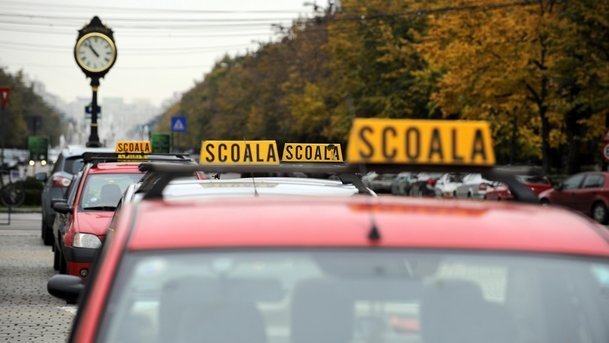 Maşinile-şcoală şi cele de tonaj greu nu vor mai circula la ore de vârf pe străzile principale