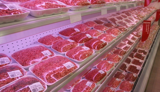 Mafia cărnii: Retelele de comercializare mentin preturi crescute desi producatorii le-au redus la poarta fermelor