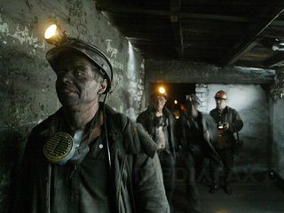 Mai mulţi mineri sunt prinşi sub pământ, după ce o galerie din mina unde lucrau s-a surpat