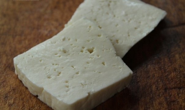 Mai mult de jumatate din branzeturile comercializate in Romania contin doar 4 % lapte. Cum faci diferenta intre branza adevarata, din lapte si cea falsificata plina de margarina