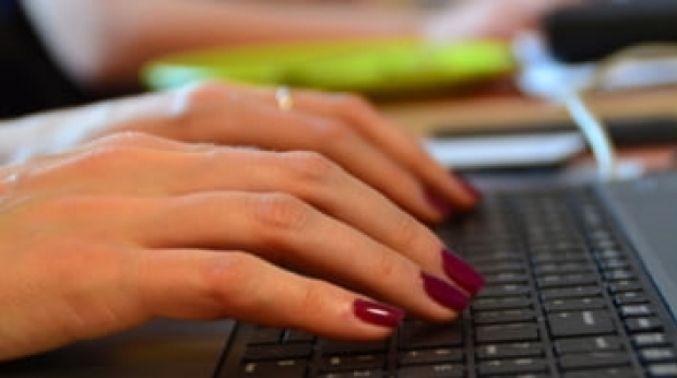 Mai multe instituţii publice şi private din România, atacate cu un malware care fură date financiare
