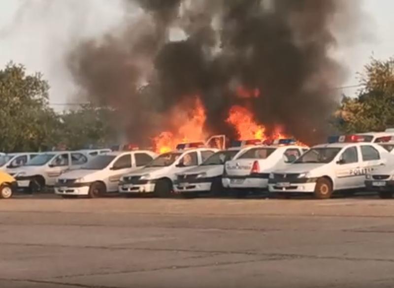 Mai multe mașini de poliție au ars în parcarea unei secții din Constanța