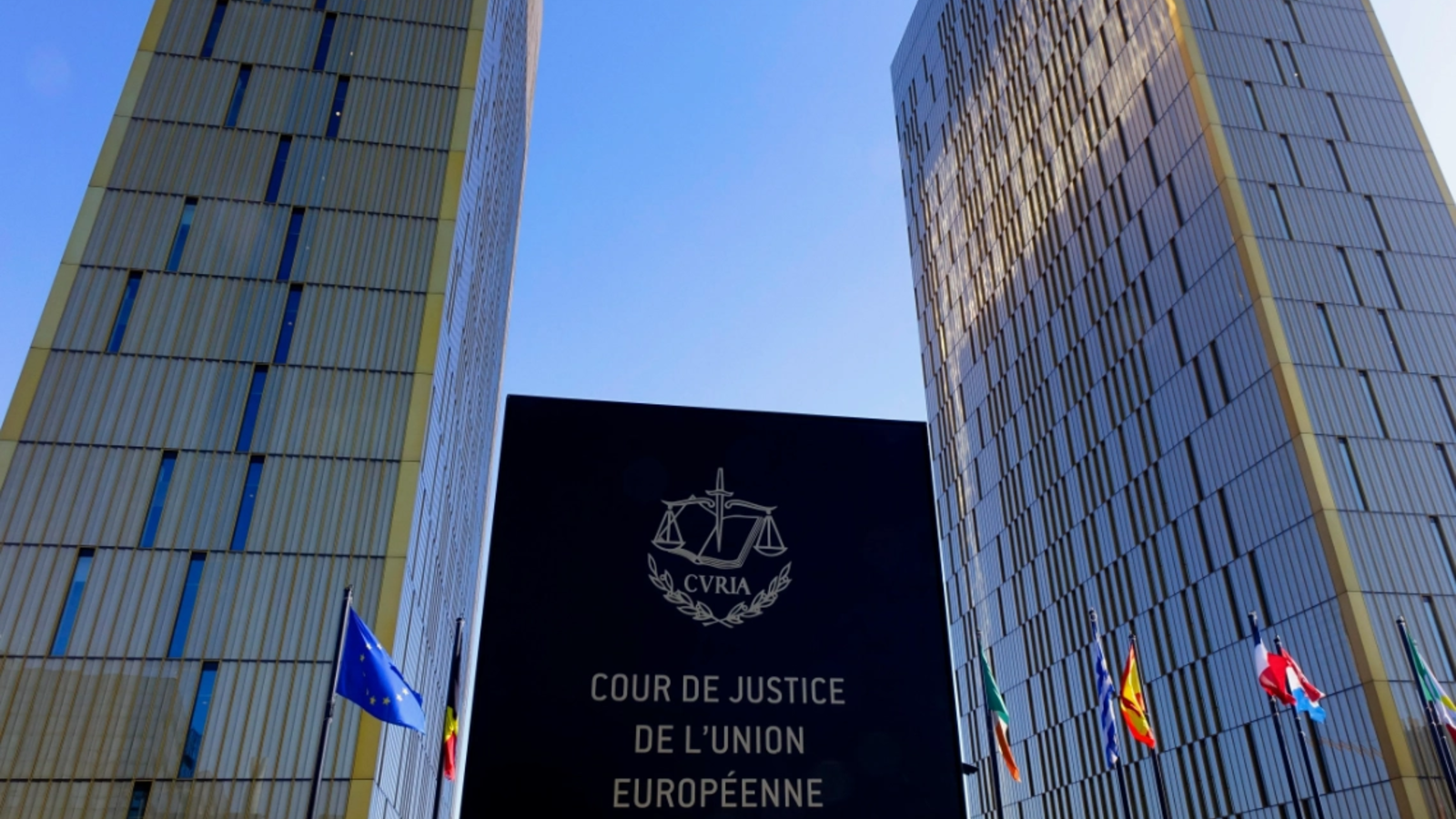 Mai presus de Constituție: ÎCCJ cere CCR să sesizeze Curtea de Justiție a UE în problema pensiilor magistraților
