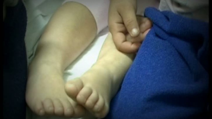 Mama chatista care isi exploata sexual copiii, cu acordul tatălui, arestată. Riscă 19 ani de închisoare