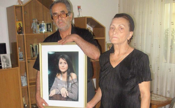 Mama Mădălinei Manole a murit dupa o lunga suferinta, tatăl ei - un monument de tristețe