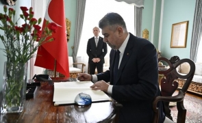 Marcel Ciolacu a semnat în Cartea de condoleanţe de la Ambasada Turciei
