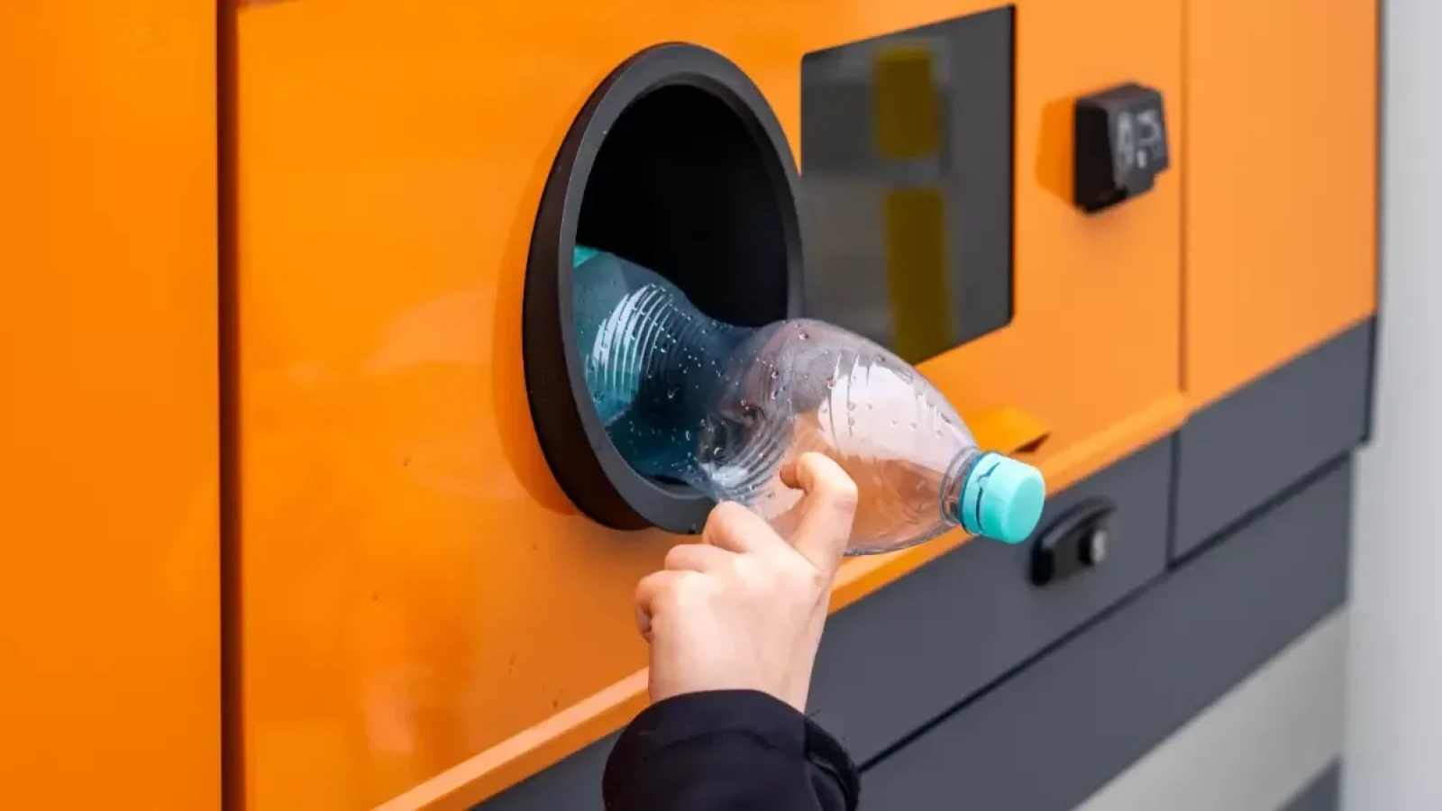 Marea afacere de la aparatele de reciclare din țară: Pahare de plastic acceptate de tonomatele de colectare, pe fondul unor posibile erori de funcționare
