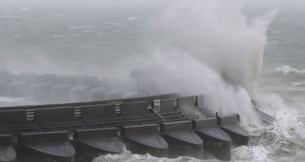 Marea Britanie, lovită în plin de furtuna Doris. Zeci de zboruri, anulate