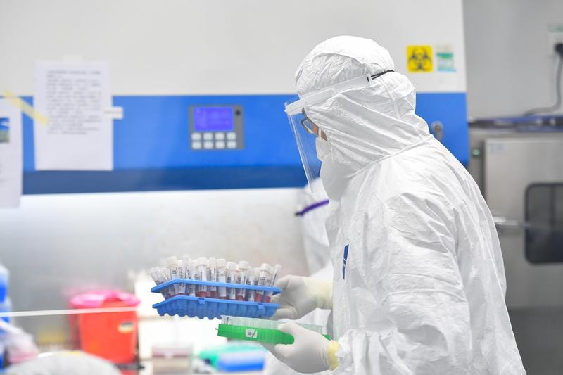 Marea Britanie începe testarea medicamentelor pentru HIV şi cu steroizi