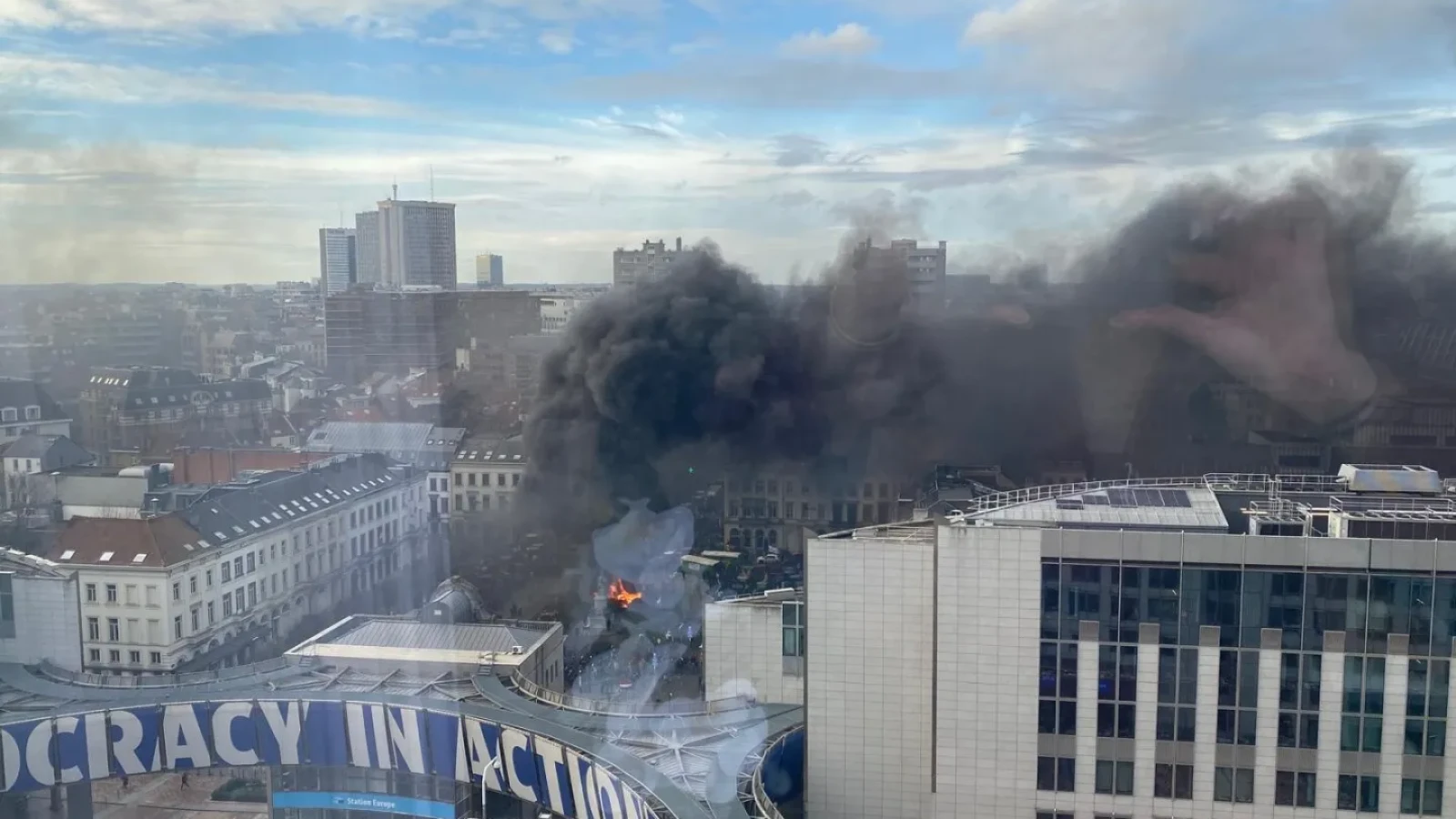 Mari probleme pentru Ursula: Peste 10.000 de fermieri iau cu asalt Bruxelles-ul - Protest agresiv împotriva acordului UE-Mercosur
