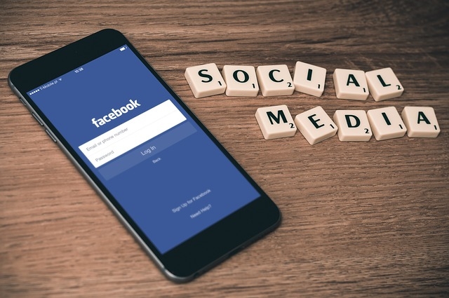 Mark Zuckerberg: Avem prea multa putere! Guvernele ar trebui sa reglementeze Internetul mai mult