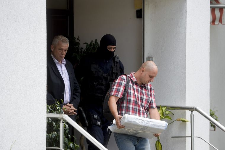 Martor: Oprescu primea mita in punga plasata sub o perna si folosea aparat de bruiaj