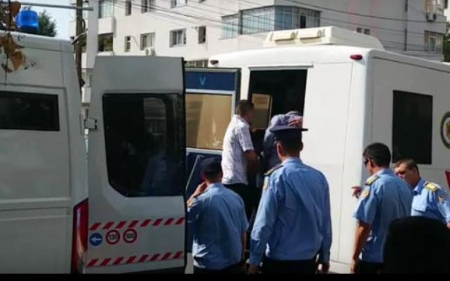 Masina care îi transporta pe violatorii din Vaslui la Iaşi a fost implicată într-un accident rutier