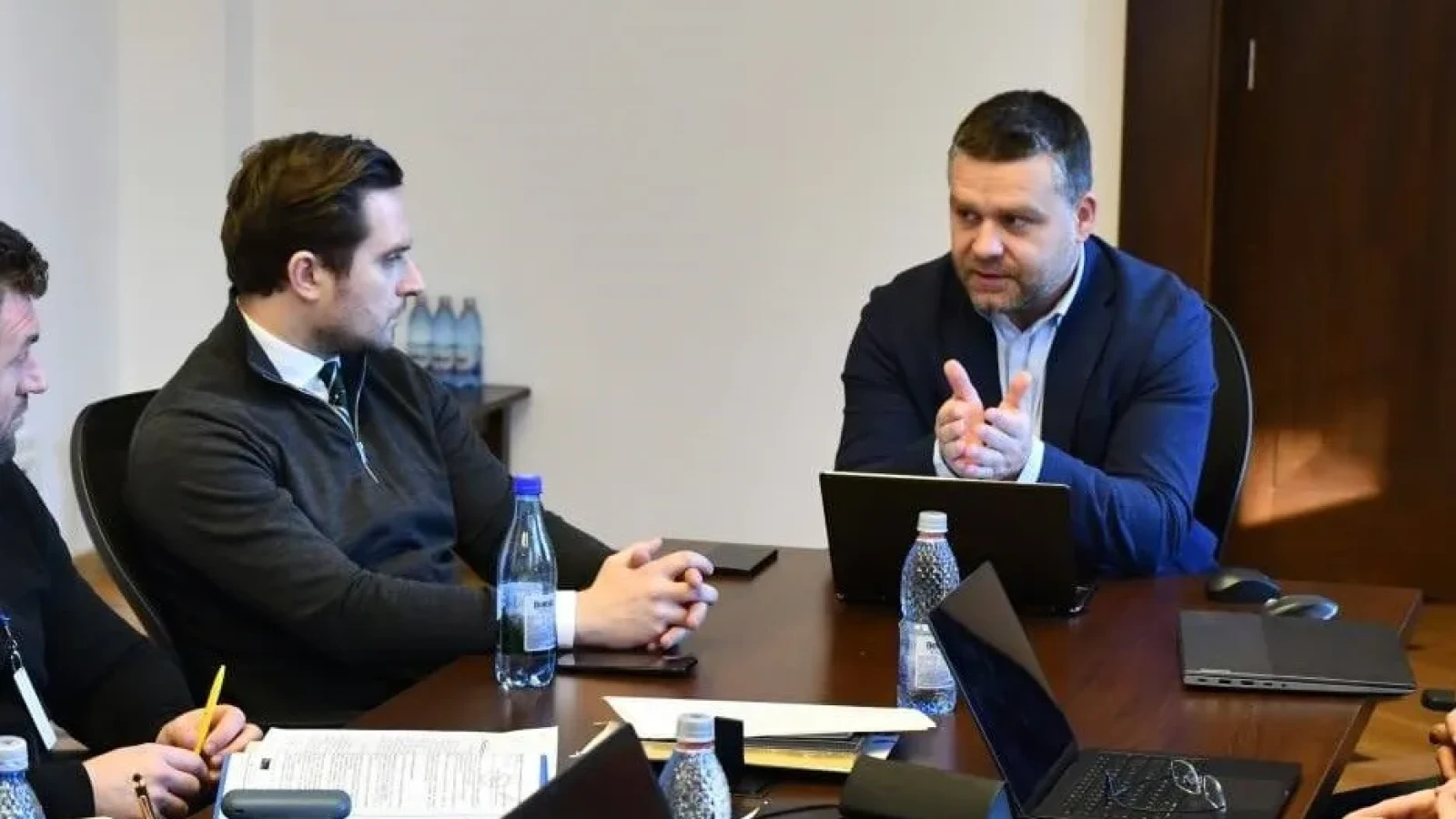 Masoneria de cartier e abonată la banii statului. Mulți politicieni, oameni de afaceri si interlopi fac parte din Loja de la cârciumă
