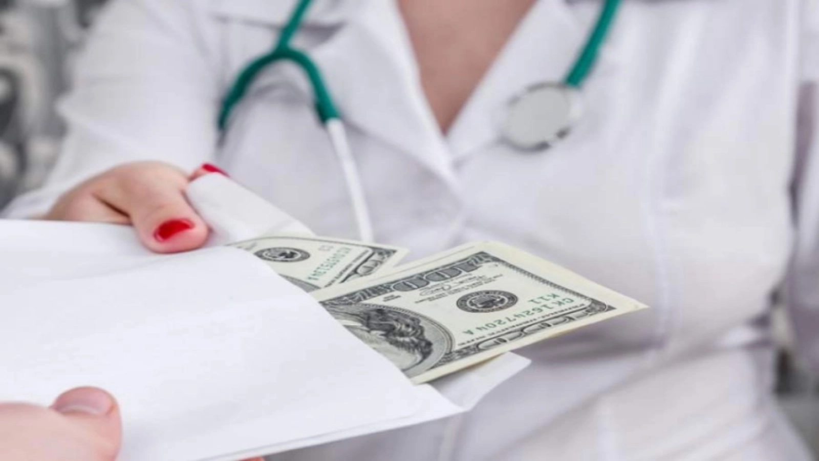 Medicul-șef săltat de procurori a recunoscut: Dibuită că a luat mită de 24 de ori în șapte săptămâni, condamnată cu suspendare și interdicție de a mai lucra