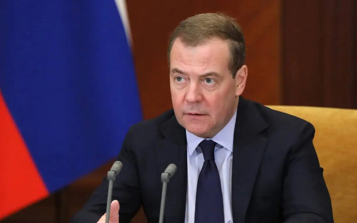 Medvedev a admis posibilitatea unui atac direct asupra fabricilor germane de echipament militar destinat Kievului
