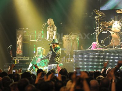 Membrii Guns N'Roses, reţinuţi la vama canadiană după ce o armă nedeclarată a fost găsită asupra lor