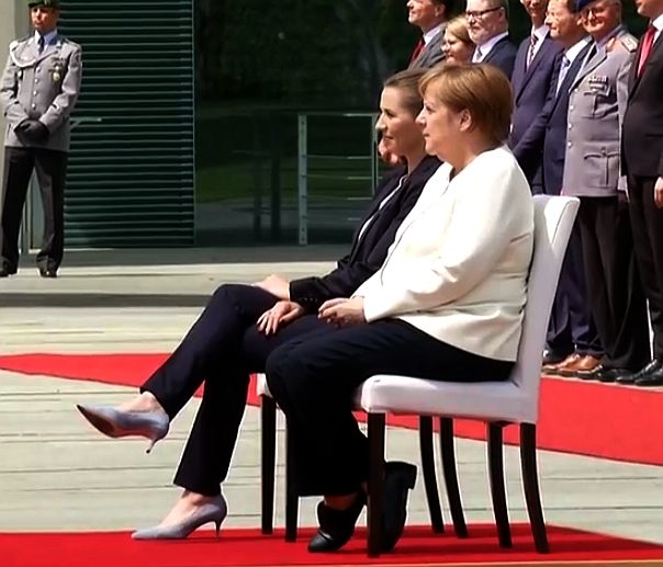 Merkel a stat pe scaun la primirea premierului Danemarcei, dupa episodul de tremurat de ieri