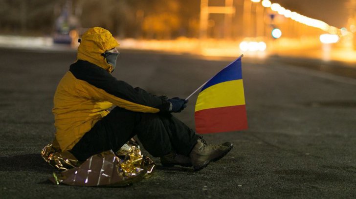 Mesajul emoţionant al tânărului care a protestat singur o noapte întreagă în faţa Guvernului
