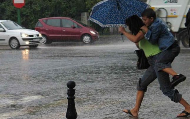 METEO Cod portocaliu de ploi şi vijelii până joi-seară