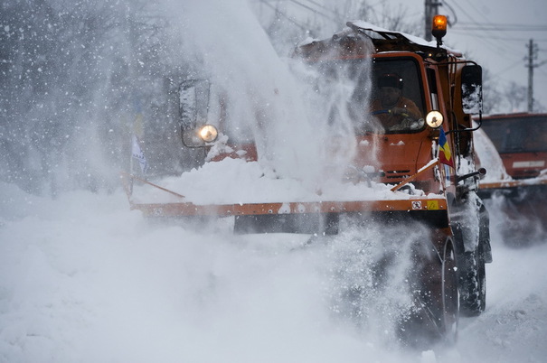 Meteo: Ninsori viscolite la munte, intensificări ale vântului şi precipitaţii mixte