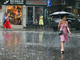 Meteorologii au emis o alertă de ploi, vijelii şi grindină pentru miercuri şi joi