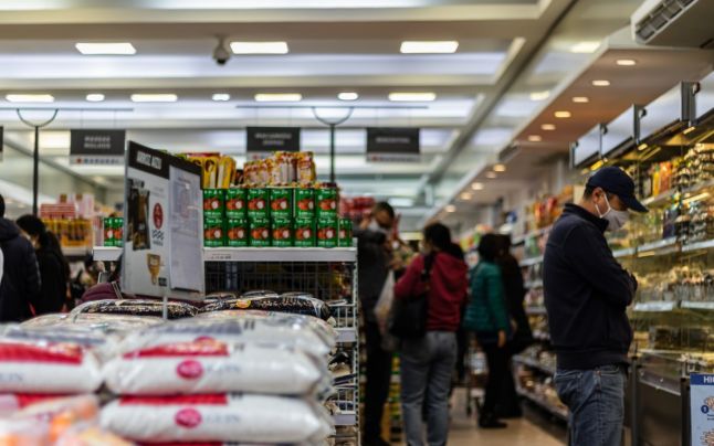 Metoda prin care supermarketurile vor să-i descurajeze pe hoţii de conserve. 