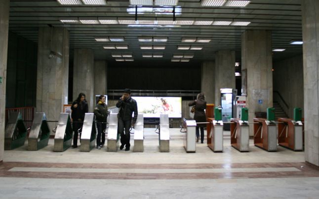 Metrorex închide de joi mai multe căi de acces din trei staţii de metrou