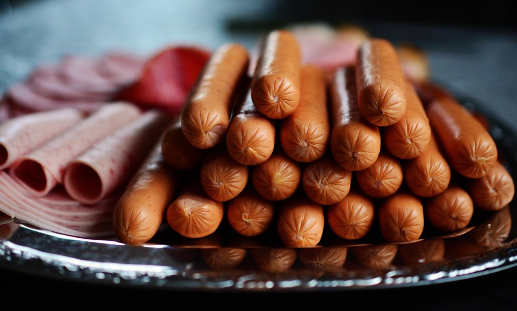 Mezelurile sunt la propriu "cancer cu carne" la pachet. Studiu realizat cu 460.000 de adulți timp de 20 de ani
