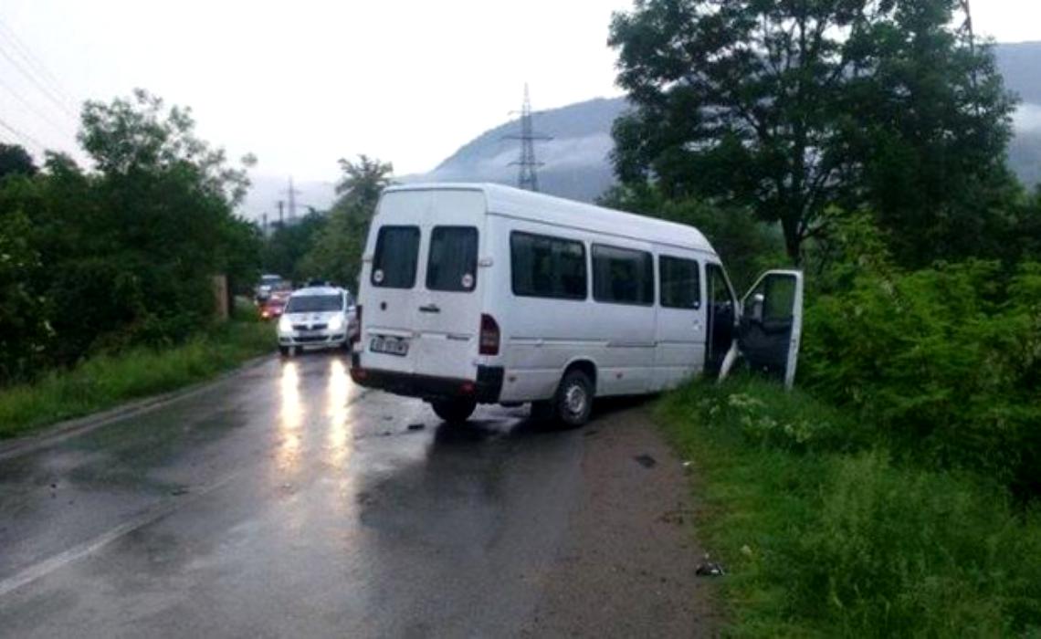 Microbuz cu 16 pasageri la bord, implicat într-un accident în pe DN 67, în Mehedinți