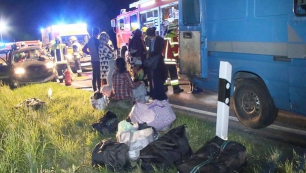 Microbuz cu 18 români, implicat într-un accident în Germania. Oamenii erau aduşi acasă cu o dubă de marfă, de o şoferiţă de 75 de ani