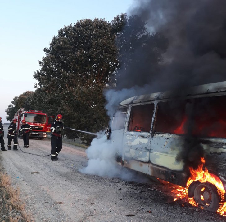 Microbuz cu pasageri, în flăcări