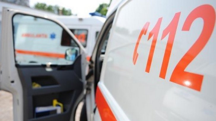 Microbuz, impact violent cu o mașină, în Bacău: 16 victime