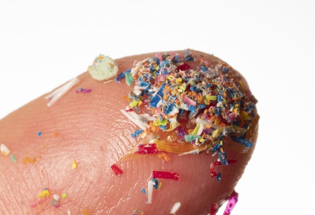 Microplasticele au fost descoperite chiar și în oasele corpului. Cum ne afectează sănătatea pe termen lung