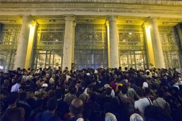 Mii de imigranţi protestează în faţa gării din Budapesta. Gara de Est a fost evacuată