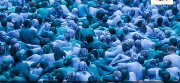 Mii de oameni dezbrăcaţi şi pictaţi în albastru, fotografiaţi de Spencer Tunick, în Anglia