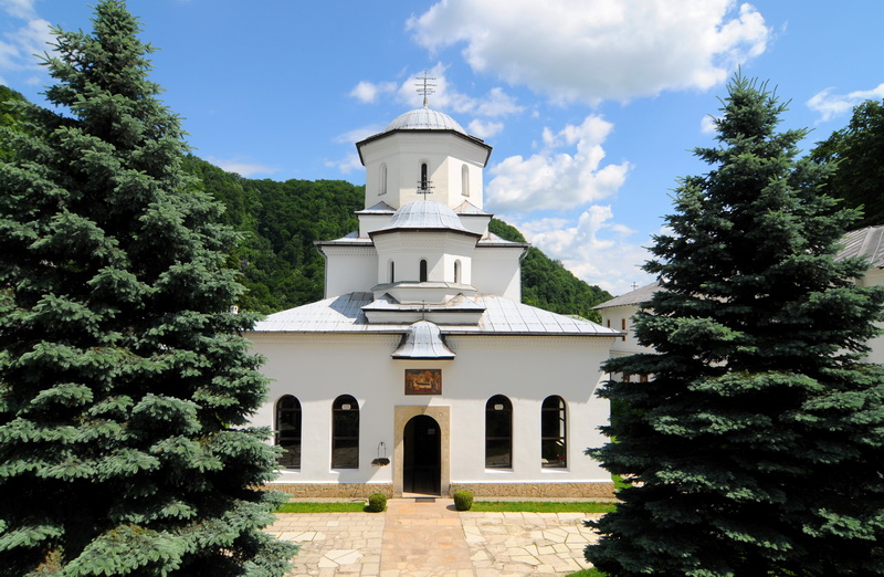 Mii de pelerini, așteptați la Mănăstirea Tismana, pentru Sfanta Maria