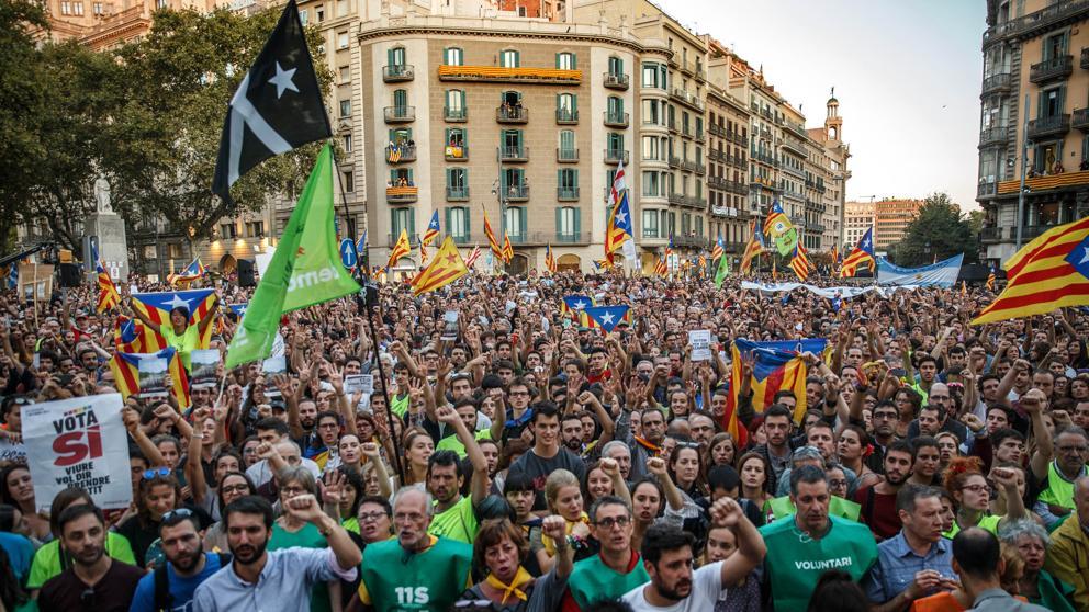 Mii de persoane au ieșit în stradă la Barcelona pentru a susține unitatea Spaniei