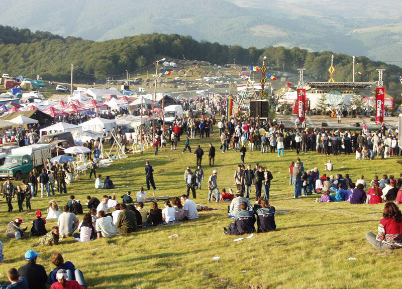 Mii de persoane sunt aşteptate la Târgul de Fete de pe Muntele Găina
