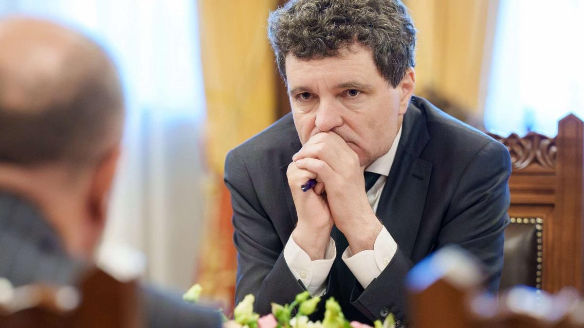 Mincinosul-mincinoșilor - Măsurile fiscale agreate la Cotroceni: TVA mai mare, preț dublu pentru vignietă, concedieri și sporuri tăiate