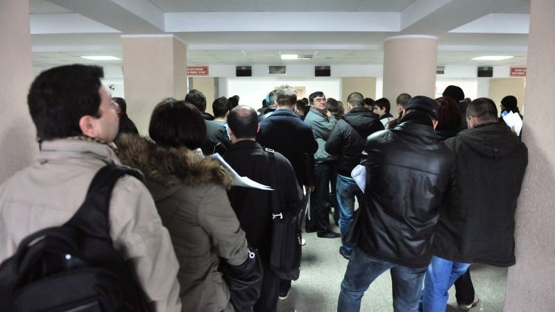 Ministerul de Interne, despre cozile la paşapoarte: Lipsa de personal se resimte şi în aceste servicii