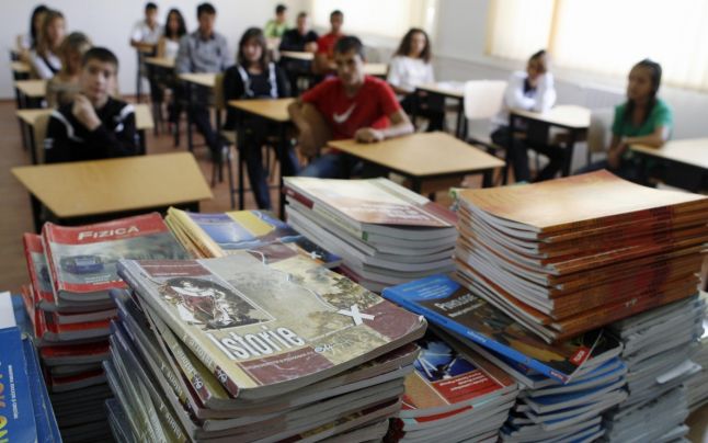 Ministerul Educaţiei a declanşat procedura de achiziţie a manualelor pentru clasele a XI-a /a XII-a