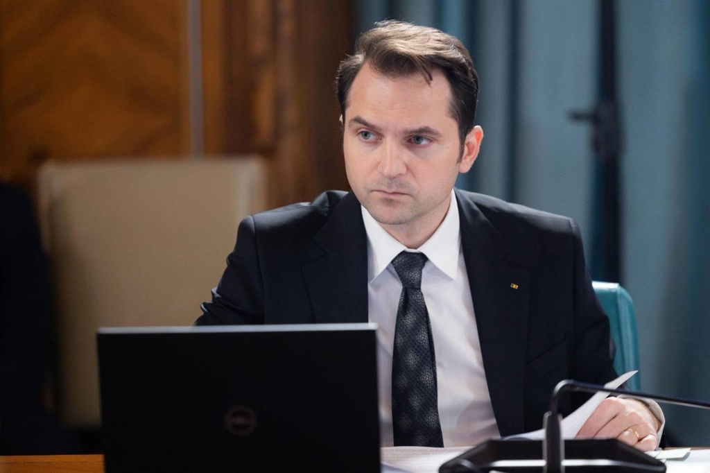 Ministerul Energiei a plătit aproape 30.000 de euro pentru elaborarea unui proiect de lege. Ce firmă a încasat banii, în timp ce funcționarii erau
