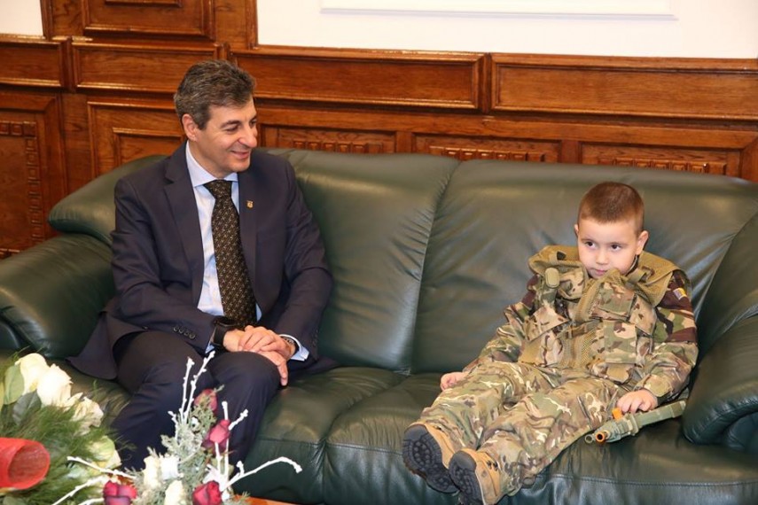 Ministrul Motoc i-a înmânat copilului Adrian Chira un brevet onorific de soldat