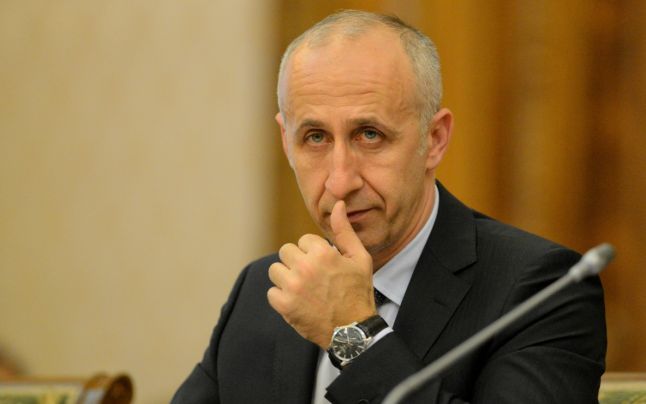 Ministrul Transporturilor, Dan Costescu, nu mişcă în faţa lui Gruia Stoica