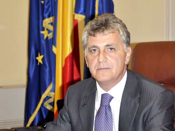 Mircea Dușa, minsitru Apărării, a fost acuzat de plagiat