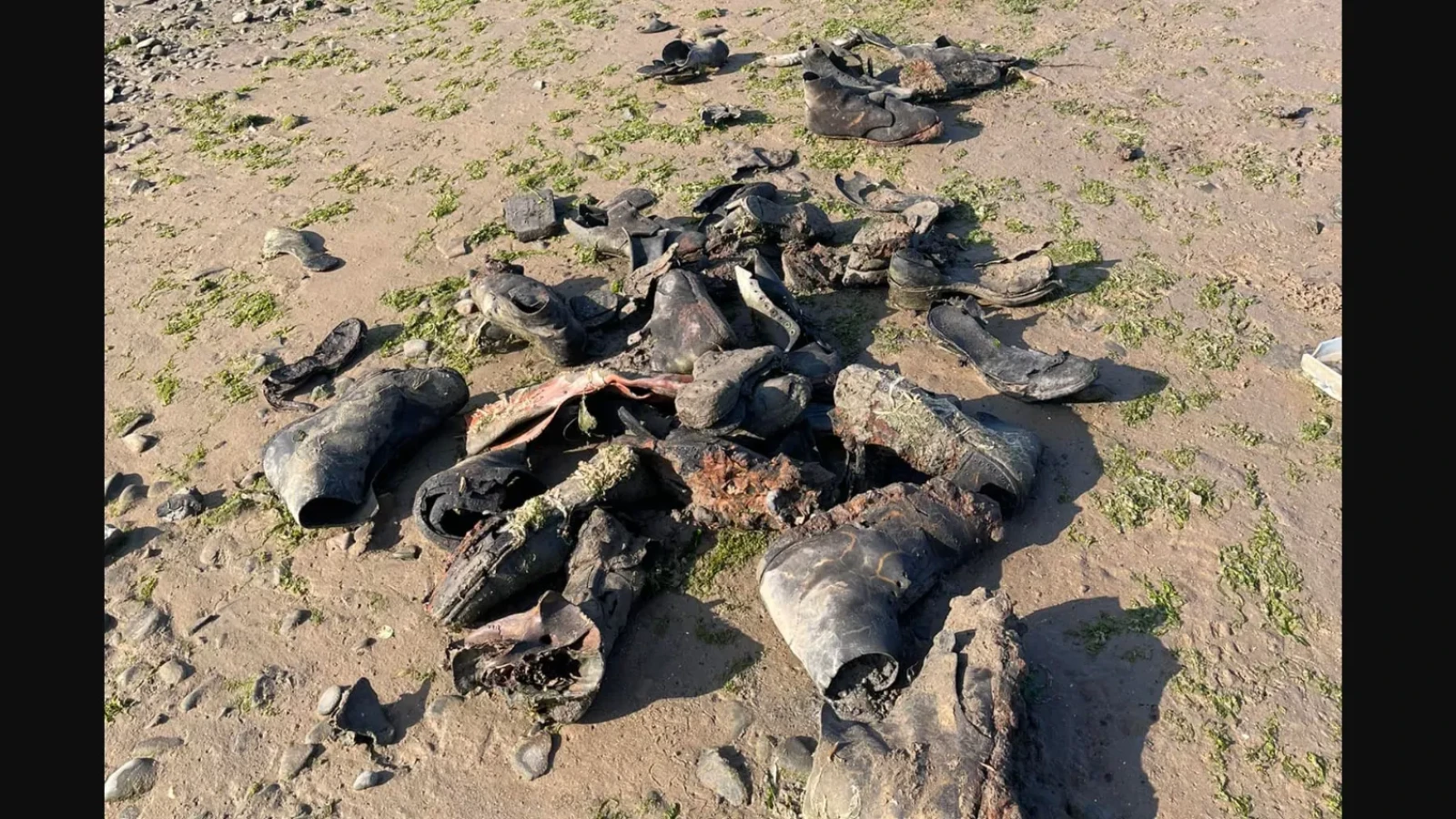 Mister pe o plajă din Europa: sute de pantofi vechi de peste un secol, au ieșit la suprafață din nisip, incredibil de bine conservați
