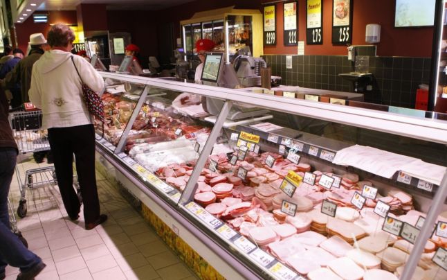 Misterul cărnii expirate din hipermarketuri. Metodele interlope prin care se vinde marfă toxică