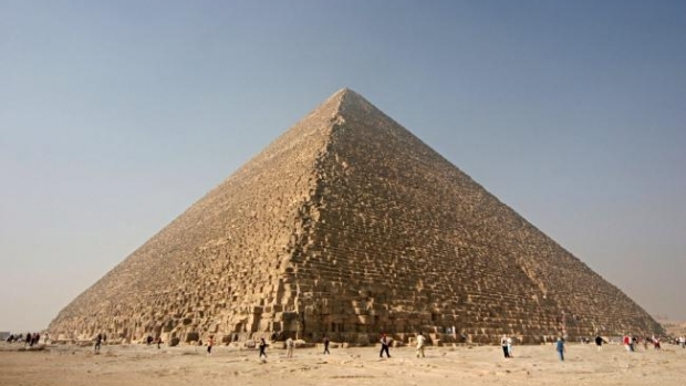 Misterul din jurul piramidei lui Keops se adânceşte. Cercetătorii au descoperit o cavitate uriaşă în mijlocul construcţiei