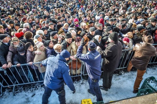 Mitropolitul Ardealului le-a bătut obrazul credincioşilor de Bobotează: 